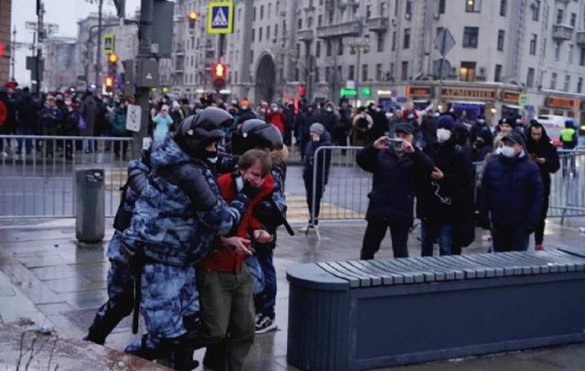 В Москве силовики бьют протестующих - фото, видео 18+