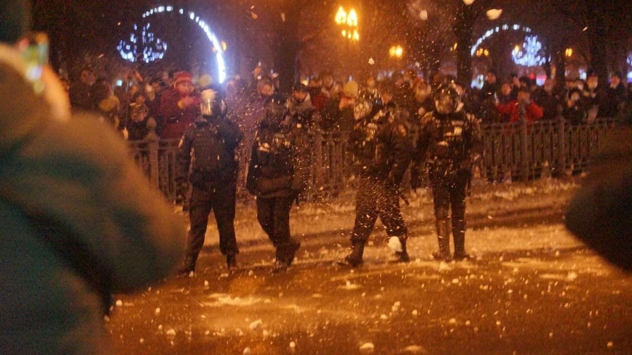 Протести за Навального в Москві перетворилися на снігові побоїща: постраждала машина ФСБ – відео