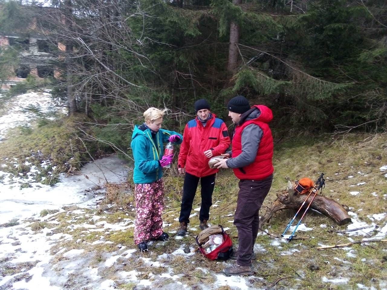 У Карпатах рятувальники 22.01.2021 допомогли жінці, які стало зле У Карпатах рятувальники 22.01.2021 допомогли жінці, які стало зле