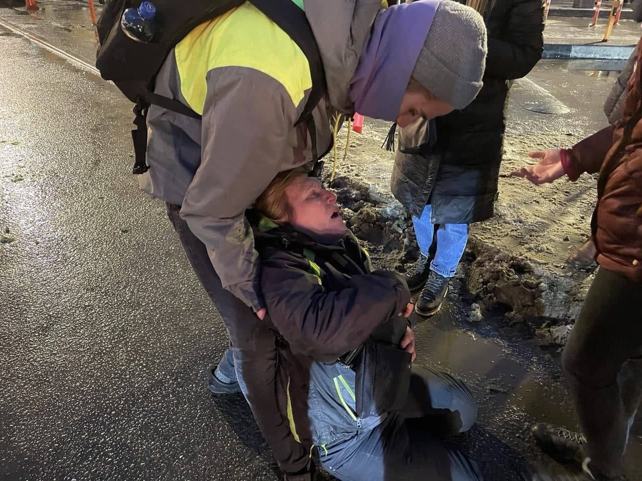 В Санкт-Петербурге ОМОНовец ударил ногой женщину: возмутительное видео