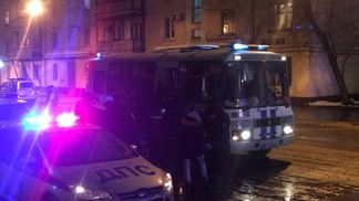 Митингующие пришли под СИЗО к Навальному: силовики хватают людей – фото, видео