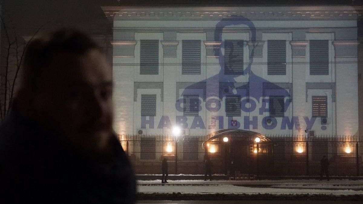 На посольстві Росії у Києві з'явилось зображення Навального та Криму