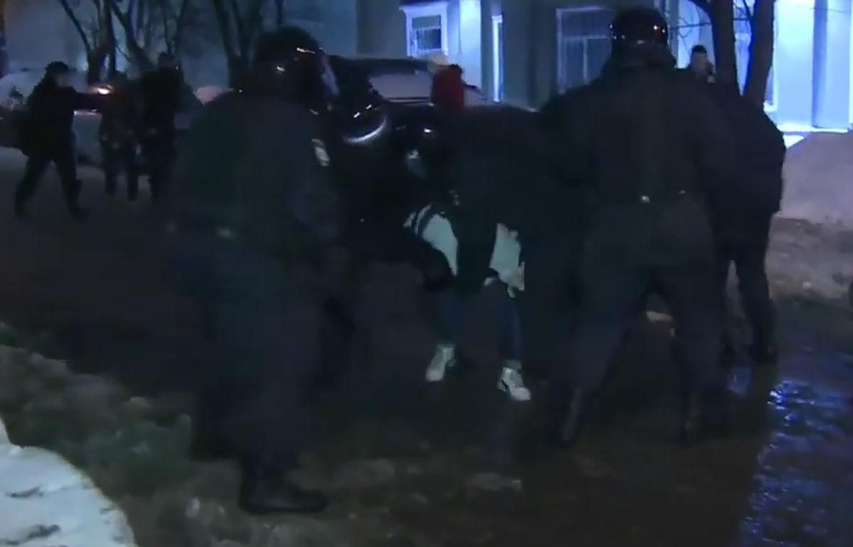 Російські силовики побили нібито вагітну дівчину Російські силовики побили нібито вагітну дівчину