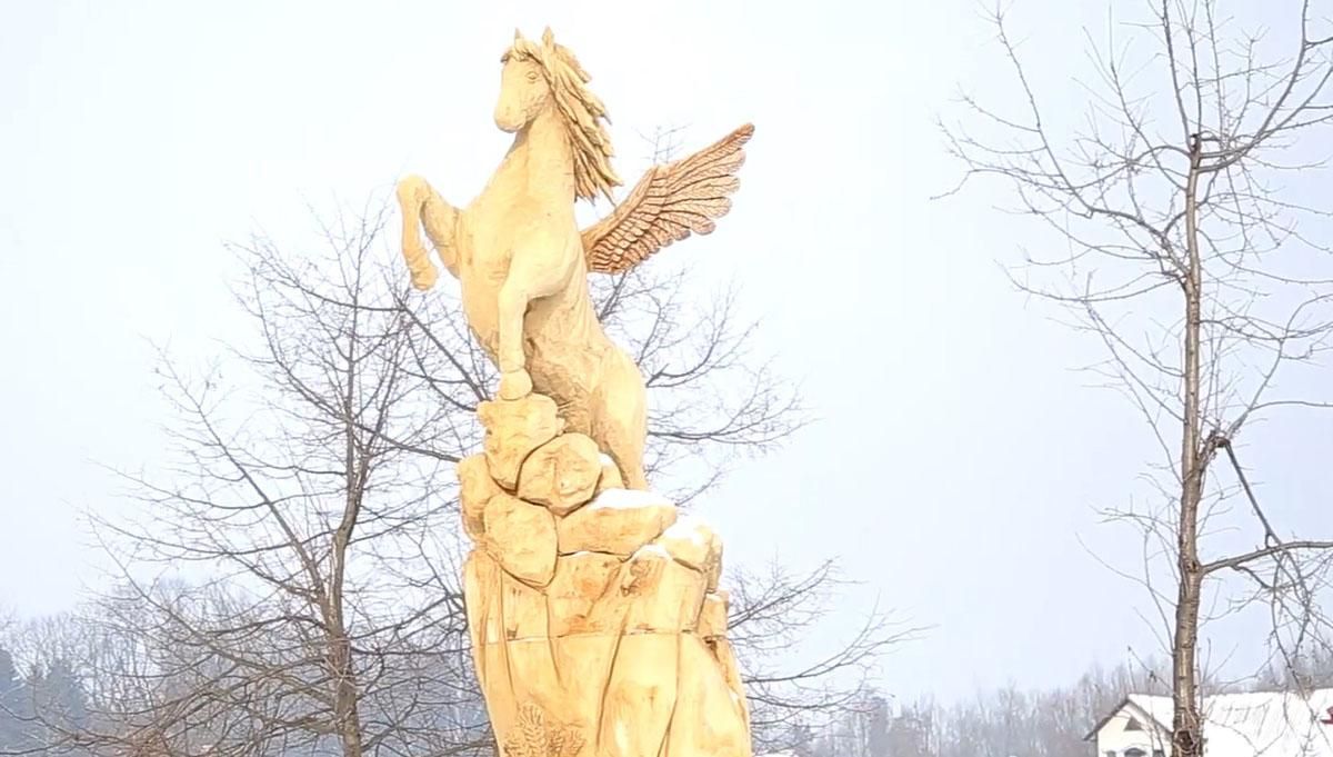 На узбіччі Буковинського села з'явився дерев'яний Пегас На узбіччі Буковинського села з'явився дерев'яний Пегас