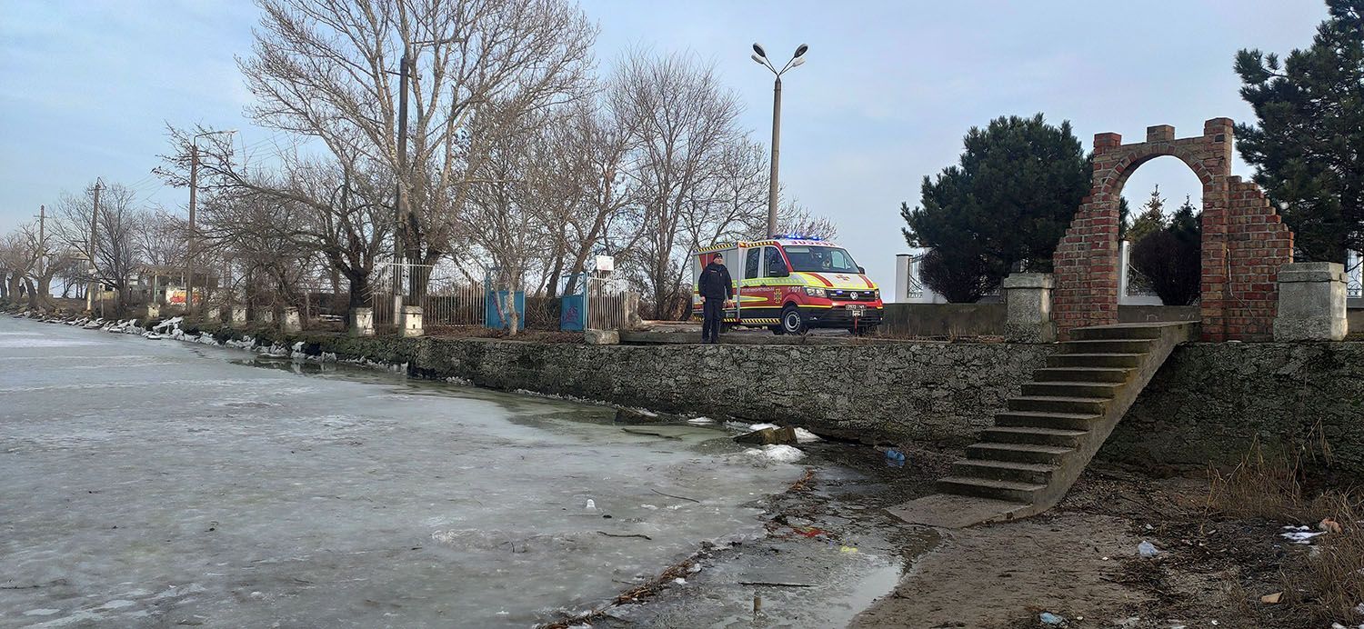 15 детей гуляли по тонкому льду на Днестровском лимане
