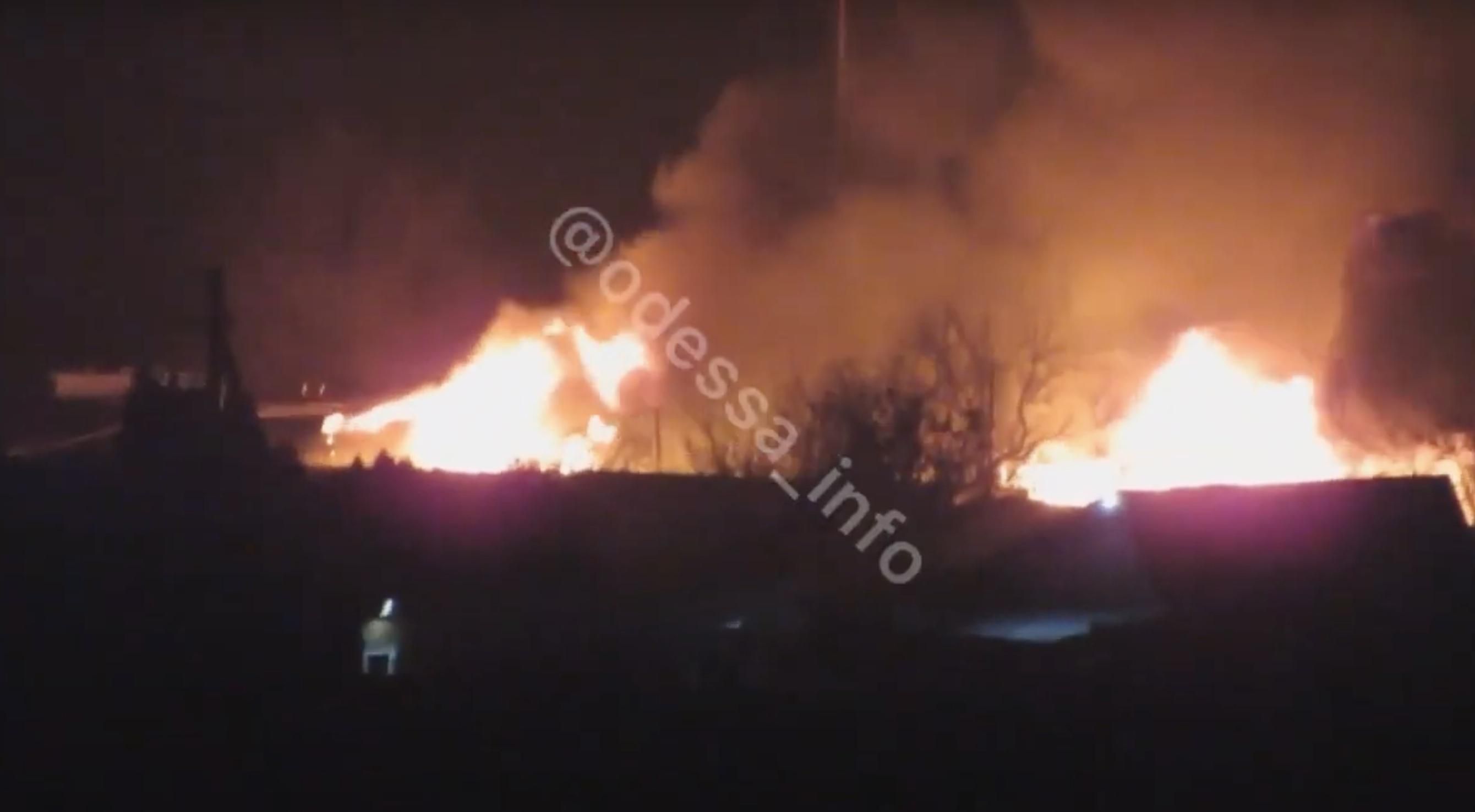 Масштабна пожежа сталася на базі відпочинку під Одесою: відео