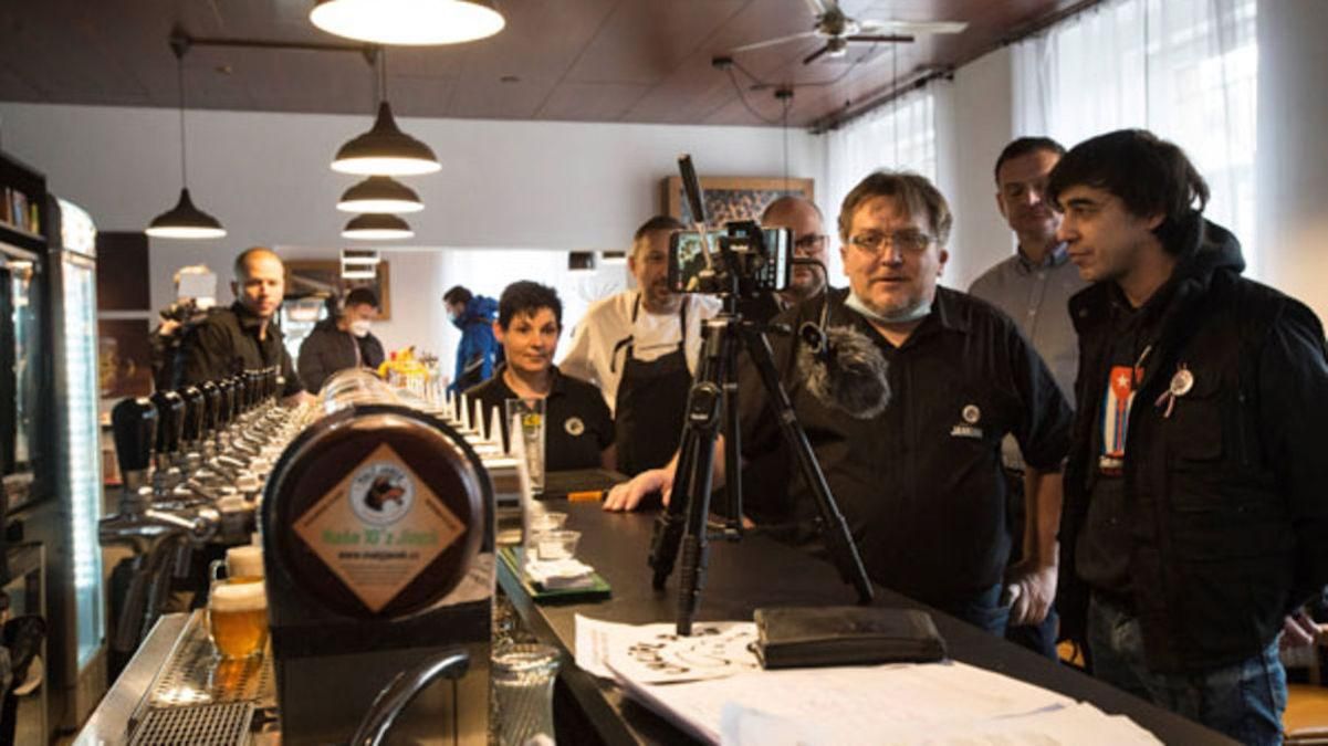 У Чехії відкрили сотні барів та ресторанів – як протест проти локдауну У Чехії відкрили сотні барів та ресторанів – як протест проти локдауну