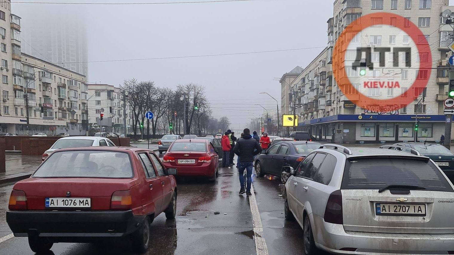 Масштабна ДТП за участю 7 авто сталася в Києві: винуватець потім ще хотів побити журналіста – відео, фото