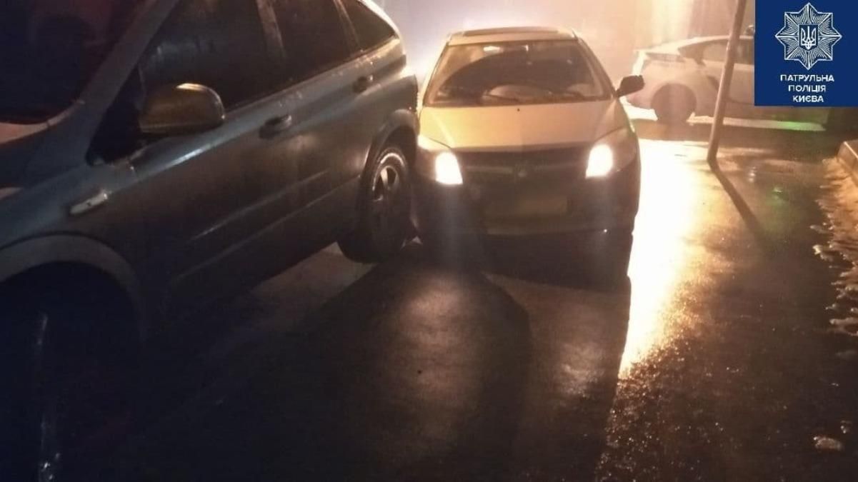 Протаранил припаркованное авто: в Киеве задержали пьяного водителя - фото