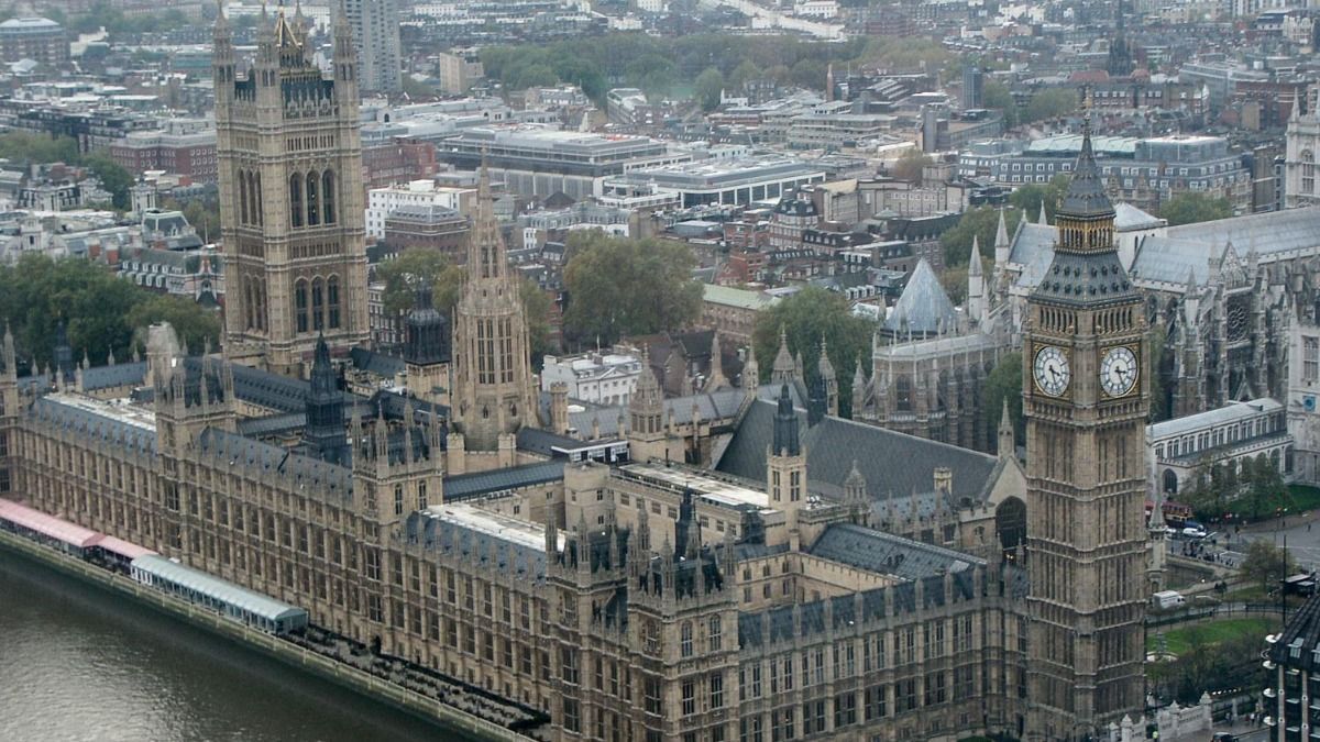 Вестмінстерський палац у Лондоні охопило димом: відео Вестмінстерський палац у Лондоні охопило димом: відео