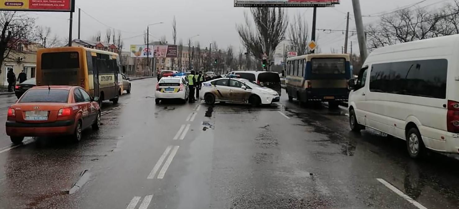 В Одесі авто виїхало на зустрічну та врізалось в автобус: є загиблі