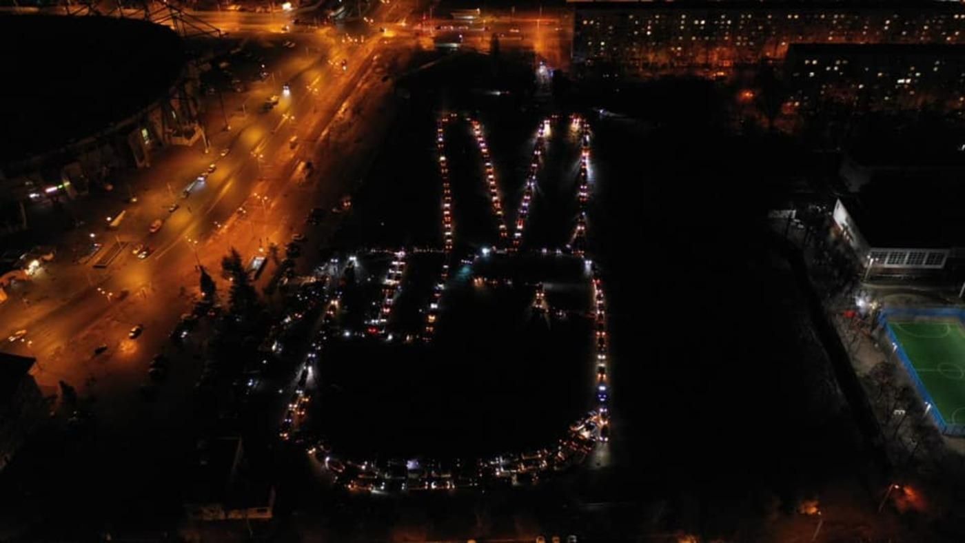 Знак перемоги і вогні: у Харкові провели флешмоб, присвячений Кернесу Знак перемоги і вогні: у Харкові провели флешмоб, присвячений Кернесу