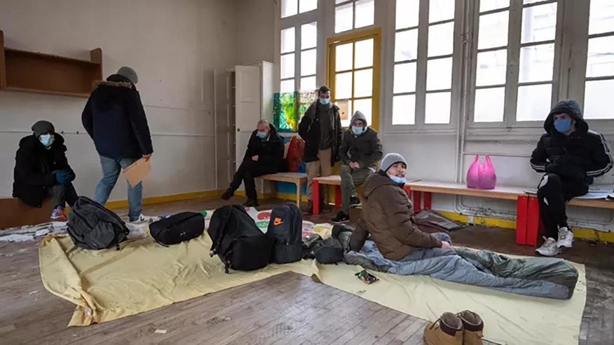 В Париже 300 мигрантов заняли здание бывшего детсада: что требуют