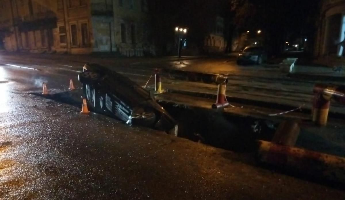 В Одессе машина  на скорости влетела в оставленную коммунальщиками яму