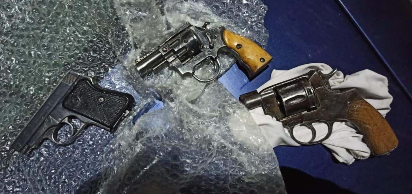 На трасі Київ – Чоп патрульні зупинили авто, нашпиговане зброєю: фото На трасі Київ – Чоп патрульні зупинили авто, нашпиговане зброєю: фото