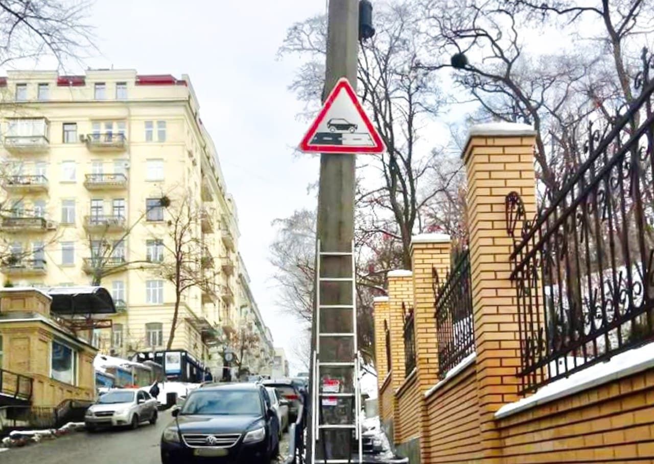 В Киеве впервые в Украине установили новые дорожные знаки