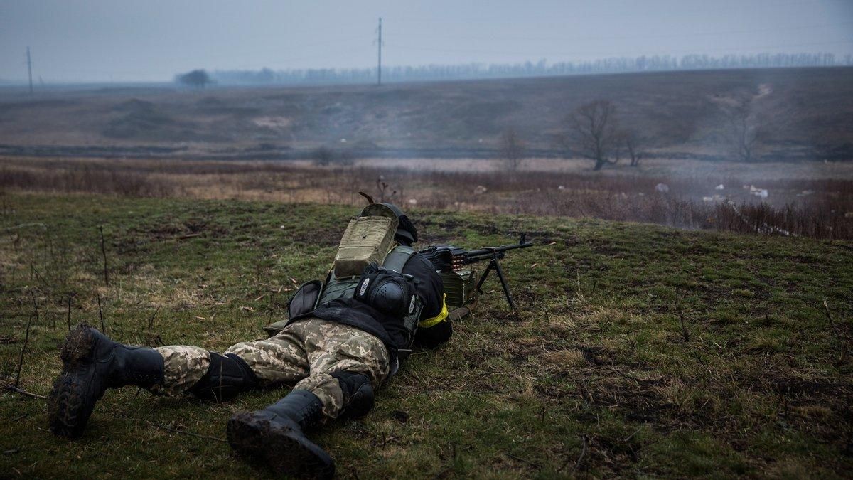 На Донбасі російські бойовики поранили українського воїна
