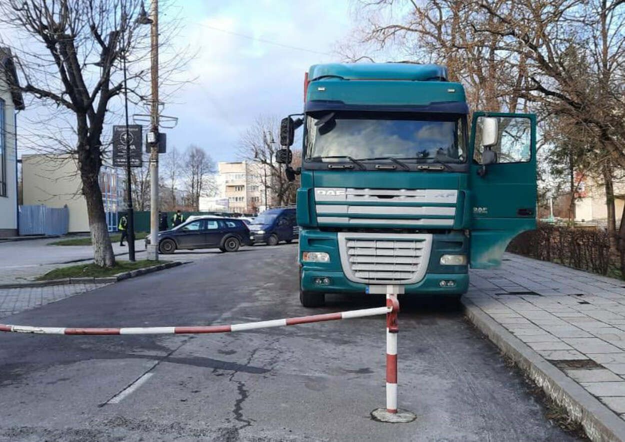 П'яний водій вантажівки хотів відкупитись від поліції 5 тисячами гривень: йому загрожує в'язниця