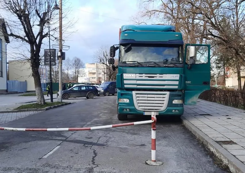 П'яний водій вантажівки намагався дати патрульним 5 тисяч гривень хабаря: йому загрожує в'язниця