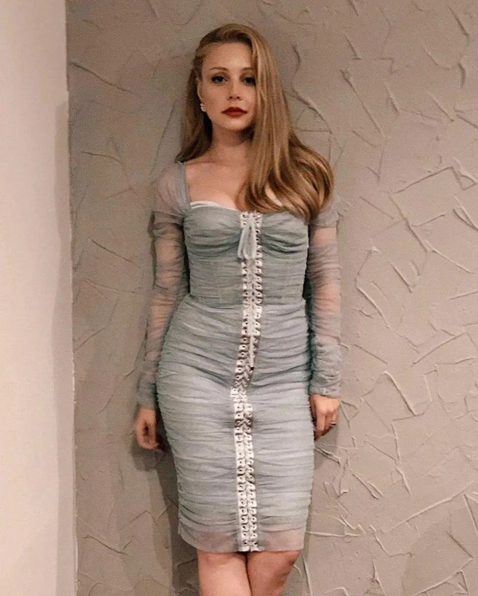 Скільки коштують розкішні сукні співачки Скільки коштують розкішні сукні співачки