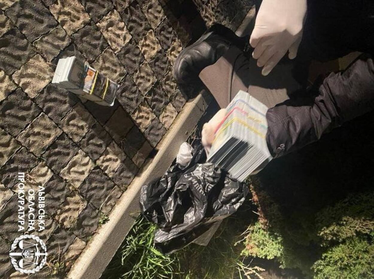 Требовали 100 000 долларов фиктивного долга: правоохранители задержали банду рэкетиров - фото Требовали 100 000 долларов фиктивного долга: правоохранители задержали банду рэкетиров - фото