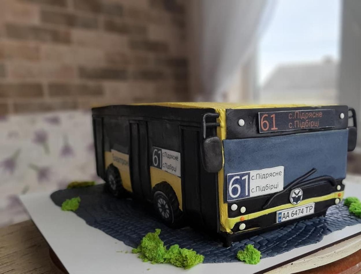 Львівська кондитерка здивувала тортом у вигляді автобуса №61: фото