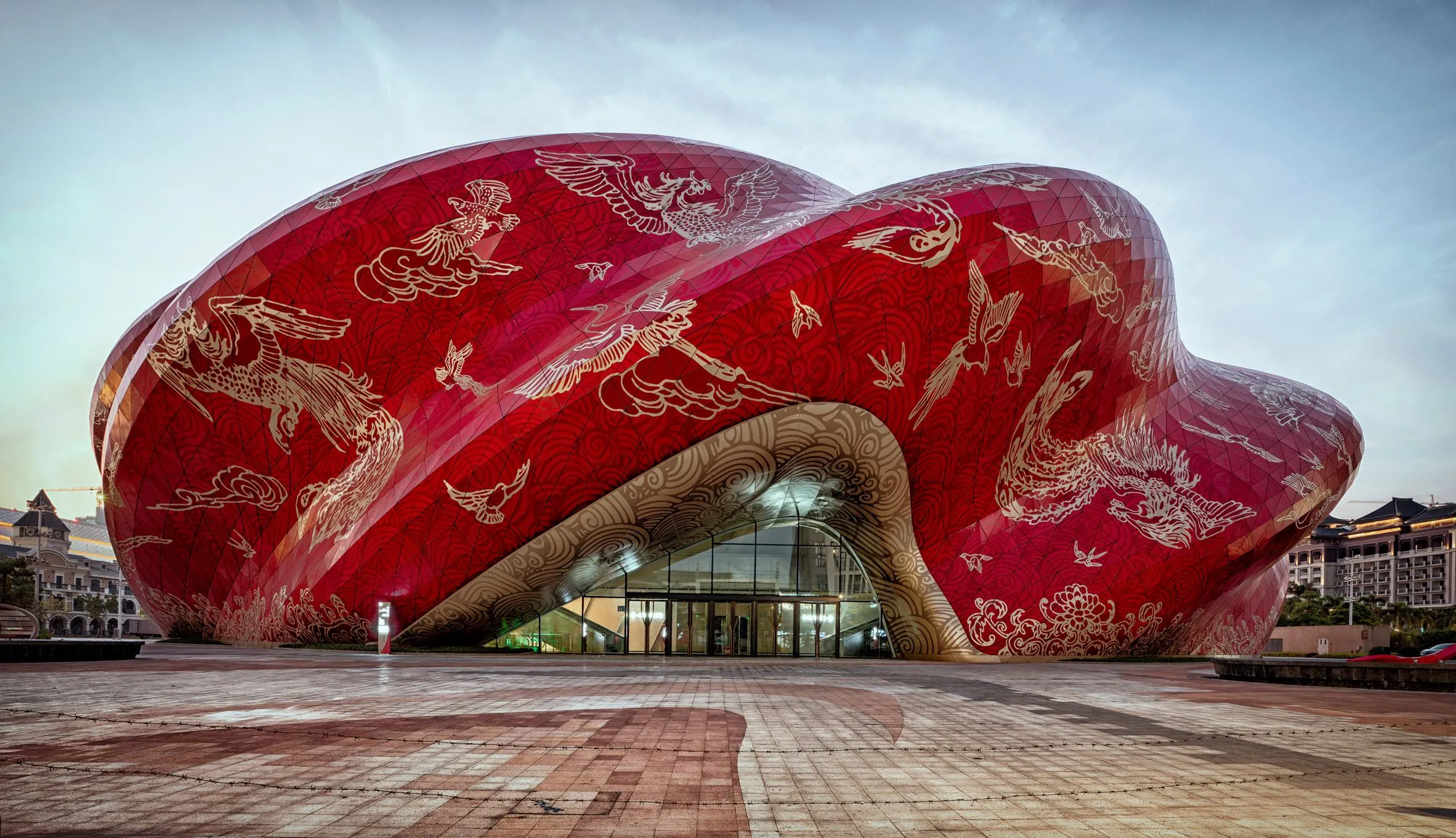 Хвиляста червона обшивка фасаду / Фото Dezeen