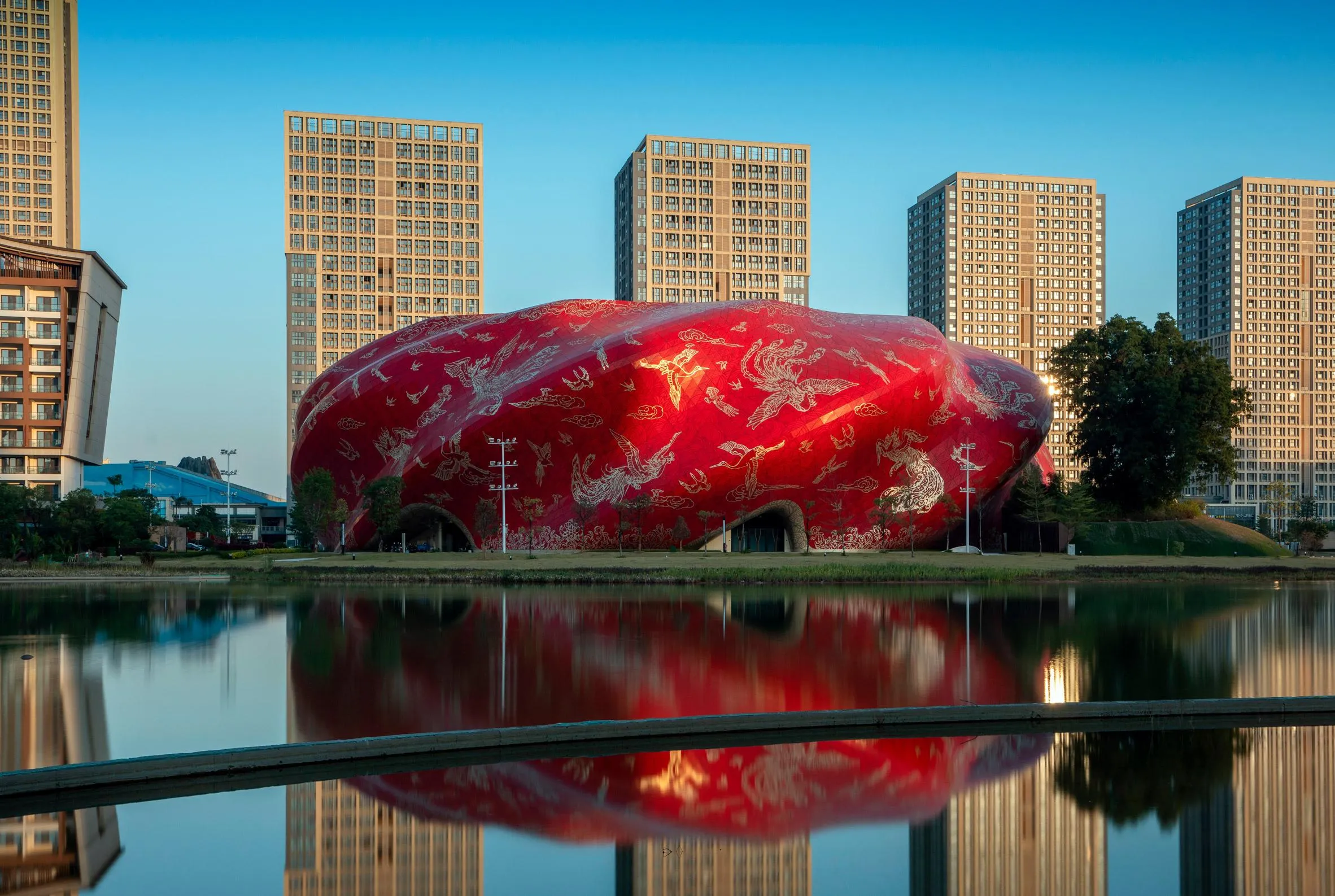 Форма будівлі нагадує складки шовку  / Фото Dezeen