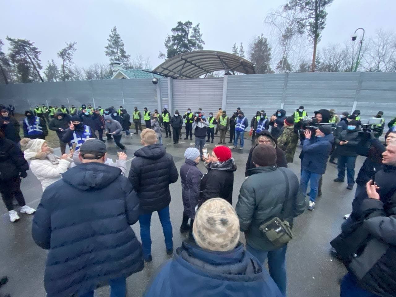 Під резиденцією Зеленського протест через підвищення тарифів: відео