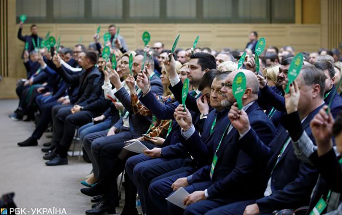 Слугам запретили брать телефоны на заседание фракции: причина Слугам запретили брать телефоны на заседание фракции: причина