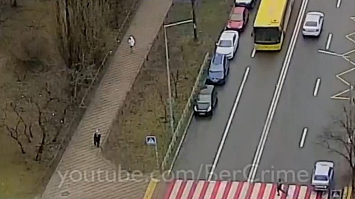 У Києві автобус збив на пішоході людину: відео (18+)
