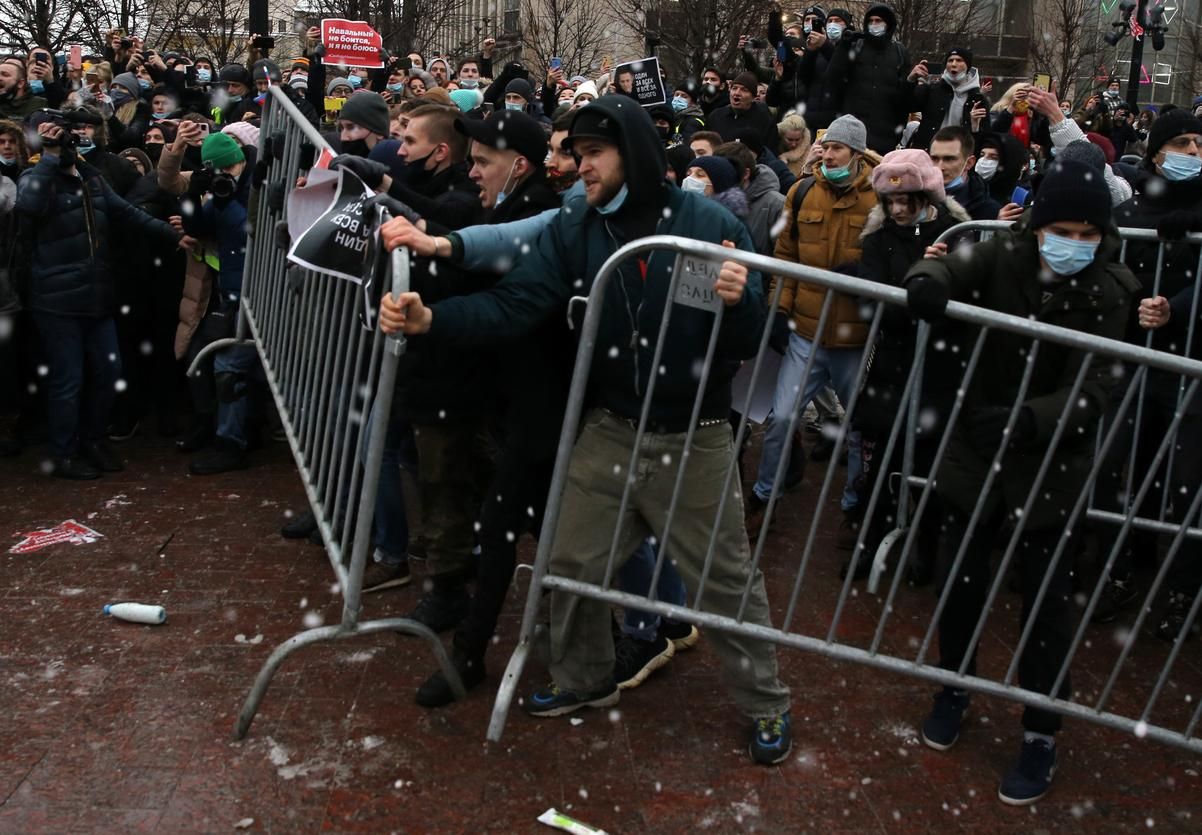 Протестувальниця, яку штовхнули силовики у Росії, буде скаржитися Протестувальниця, яку штовхнули силовики у Росії, буде скаржитися