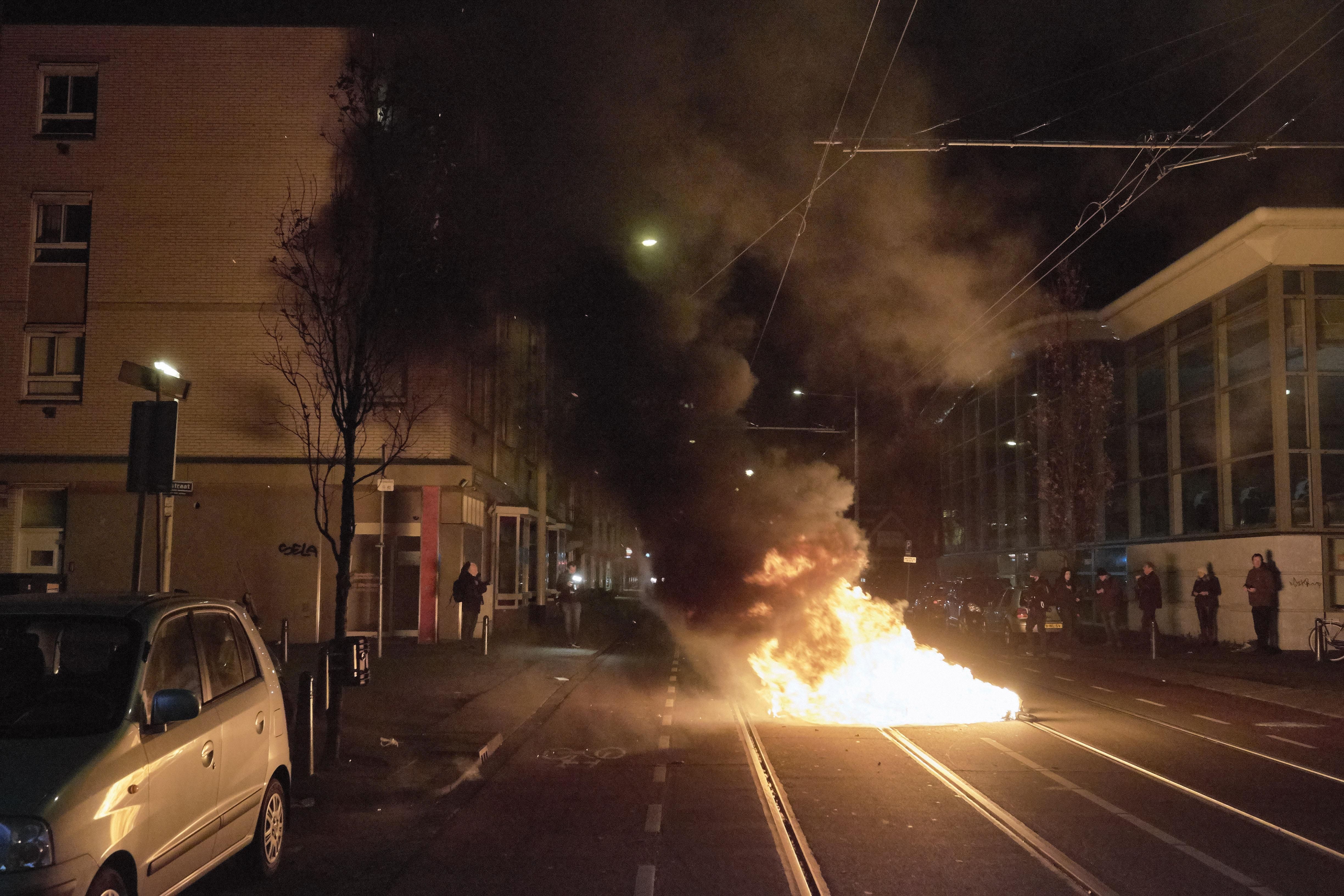 У Нідерландах тривають протести проти карантину: відео У Нідерландах тривають протести проти карантину: відео