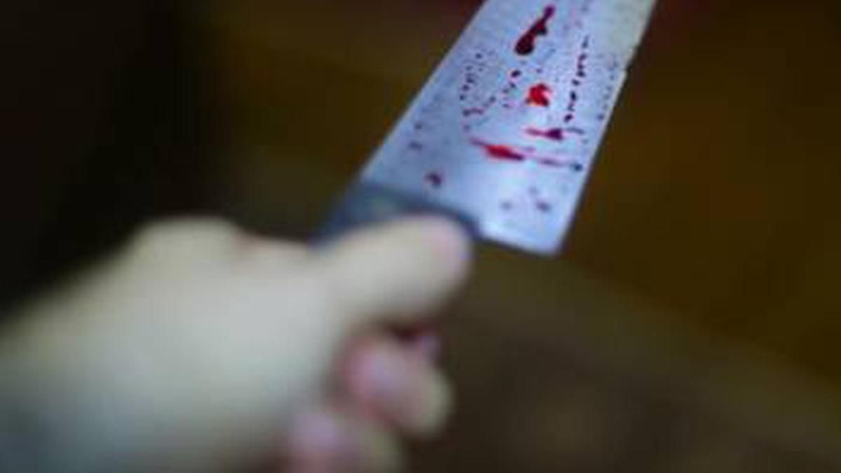 У лікарні Києва чоловік поранив ножем незнайомий