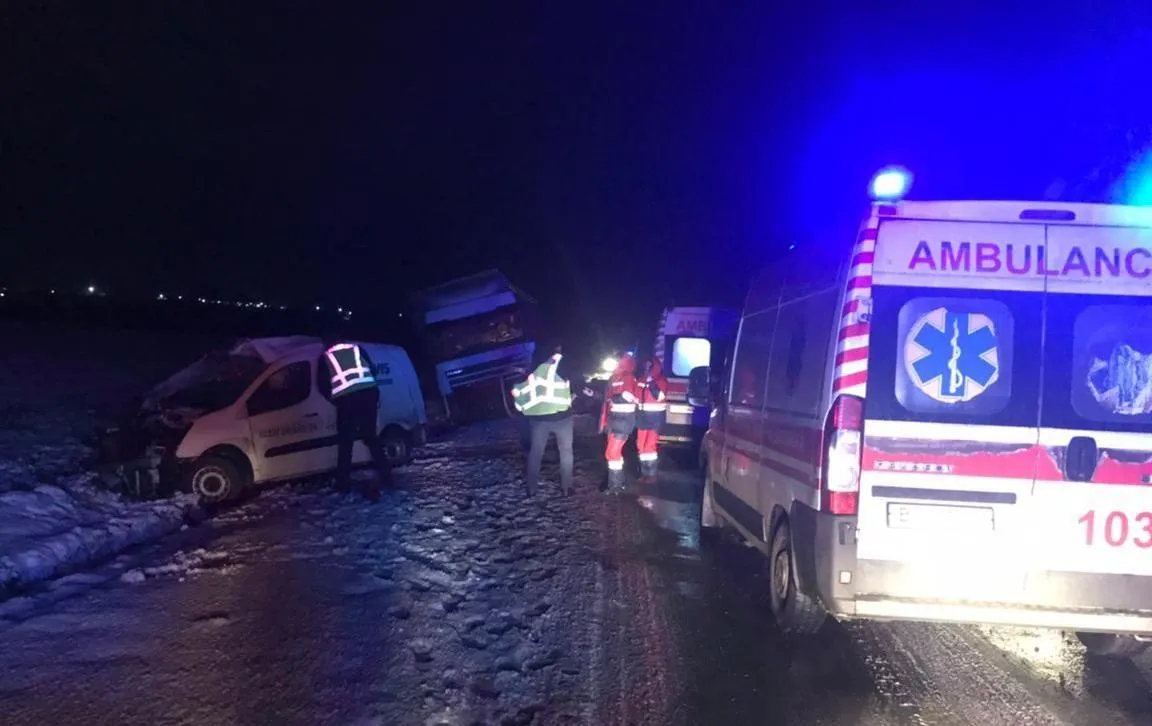 На Львівщині внаслідок лобового зіткнення з вантажівкою загинув водій Citroen: фото