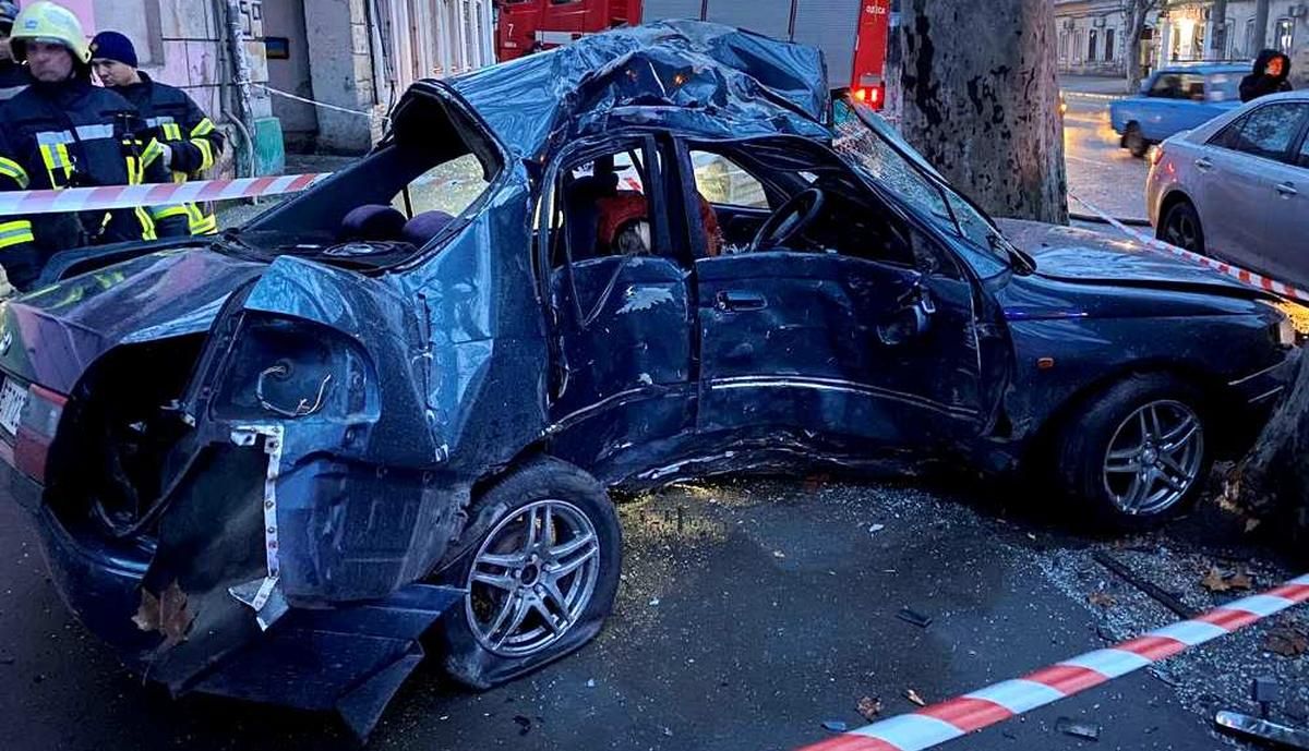 У центрі Одеси чоловік на швидкості вщент розніс легковик та загинув У центрі Одеси чоловік на швидкості вщент розніс легковик та загинув