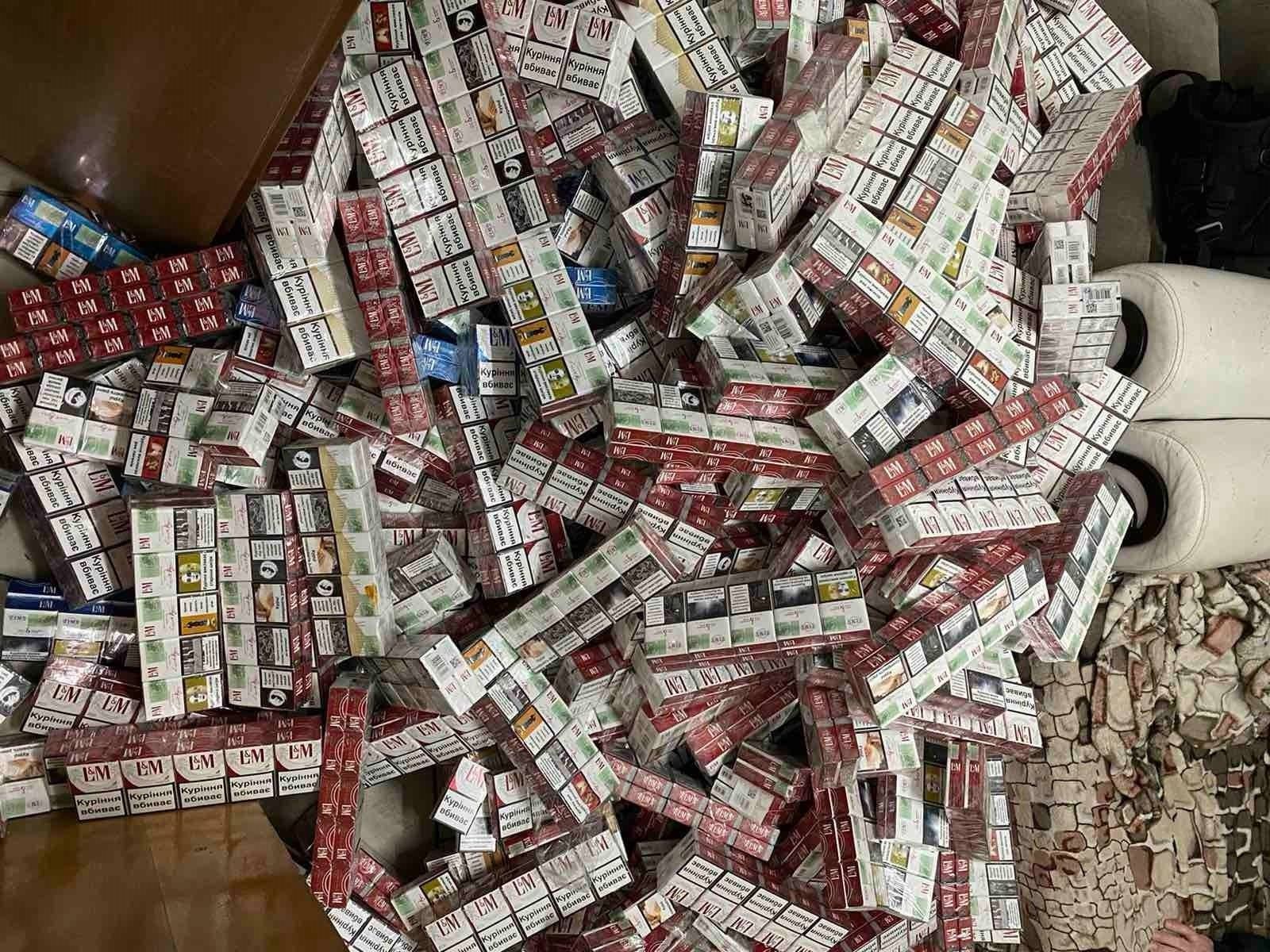Контрабандист выдумщик: мужчина пытался вывезти 5 тысяч пачек сигарет в двойном крыши - фото