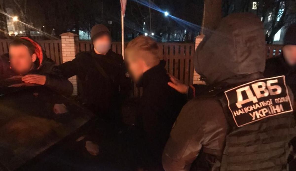 В Черниговской области за сбыт наркотиков задержали двух полицейских
