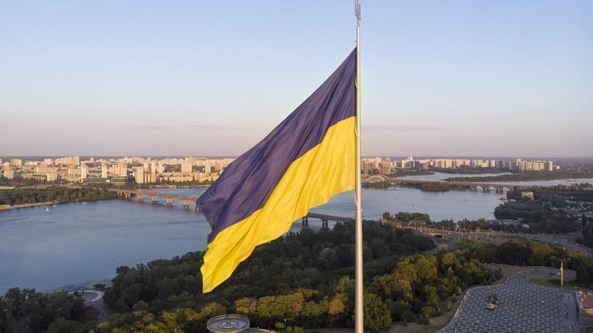 В Киеве решили приспустить главный флаг Украины