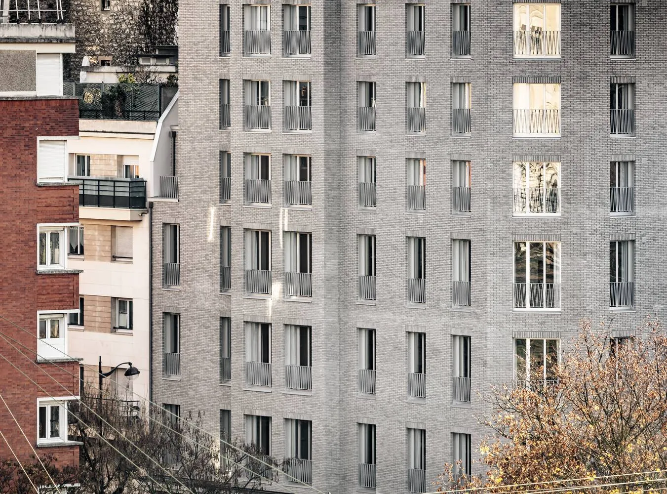 Будинок чудово вписується у район / Фото Archdaily Будинок чудово вписується у район / Фото Archdaily