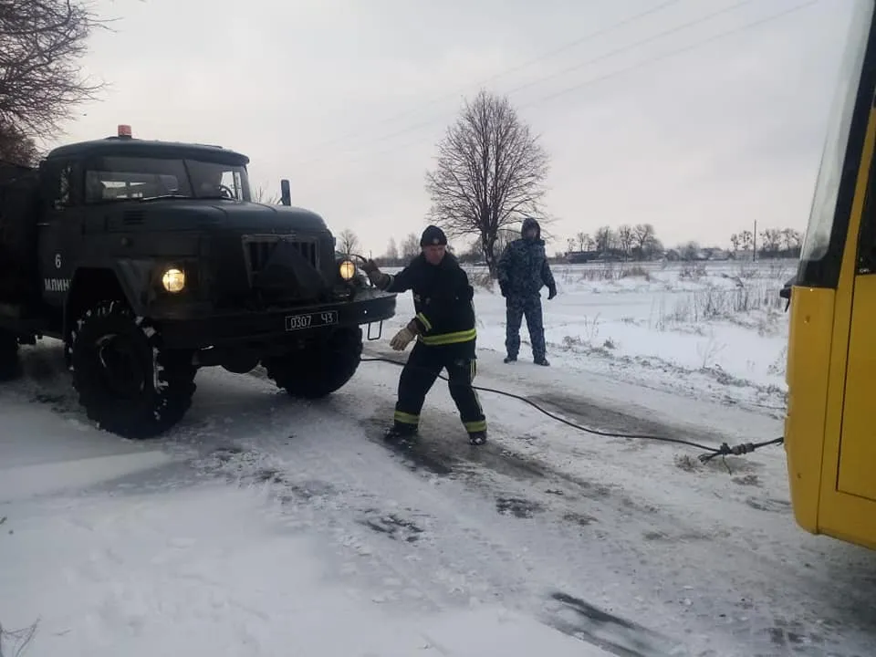 Рятувальники витягли автобус на проїжджу частину