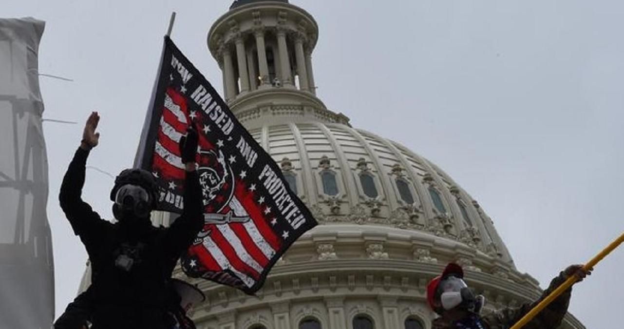 Штурм Капитолия: обвинение получили по меньшей мере 150 человек Штурм Капитолия: обвинение получили по меньшей мере 150 человек