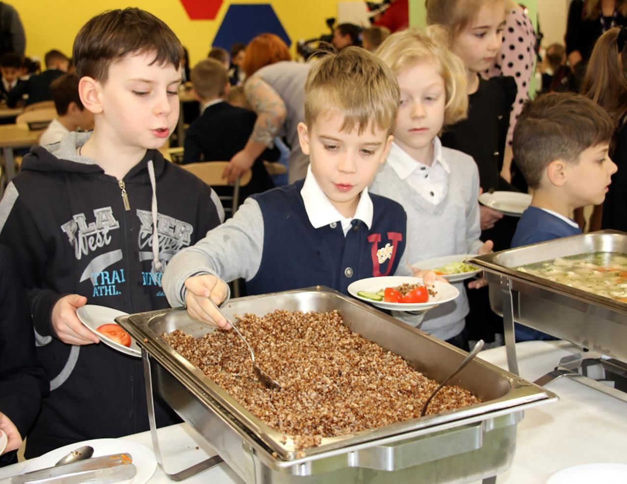 Школы вернулись к мультипрофильному питанию: чем кормят учеников