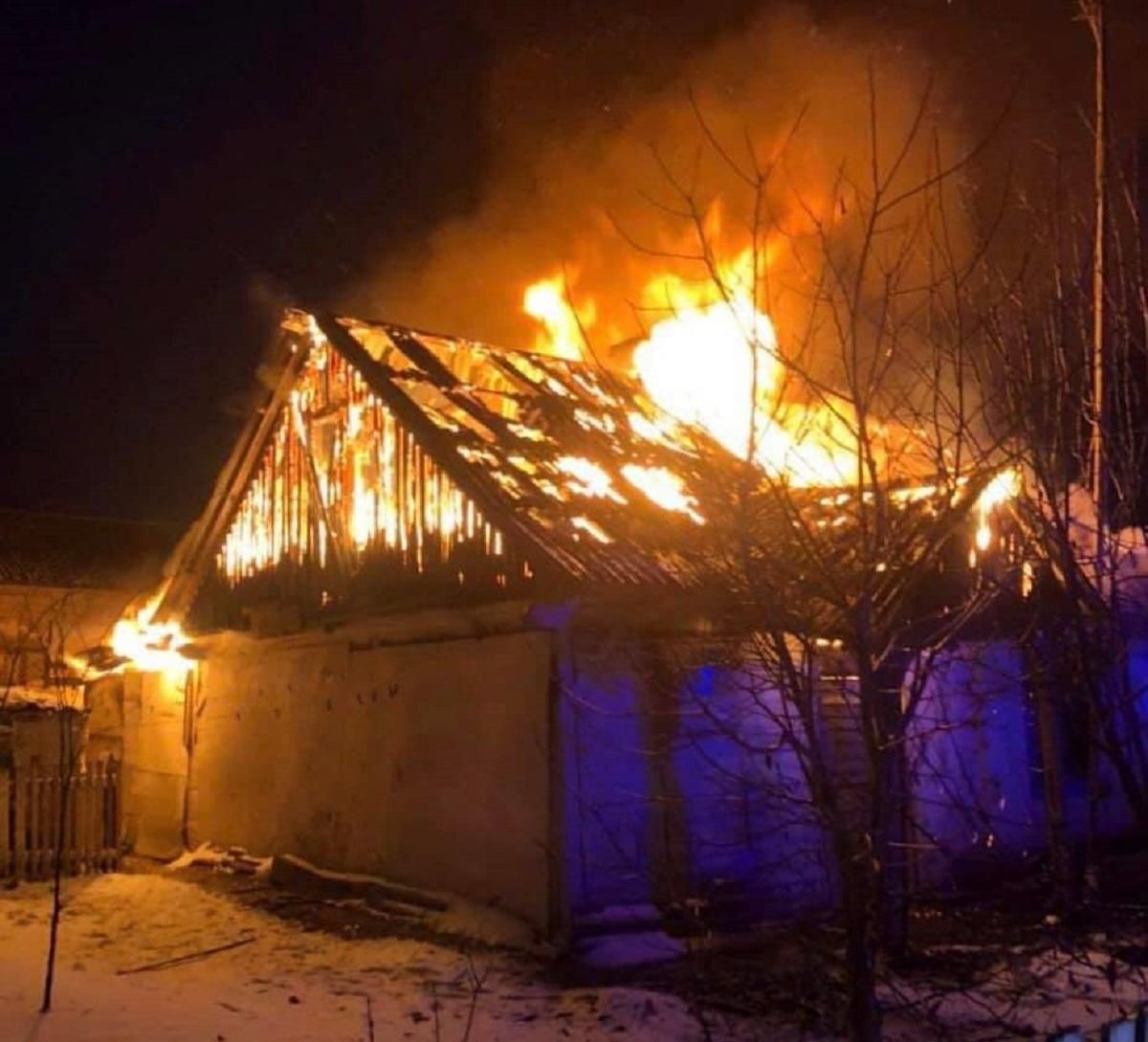 На Львовщине вспыхнул пожар в деревянном доме: огонь полностью его уничтожил - фото