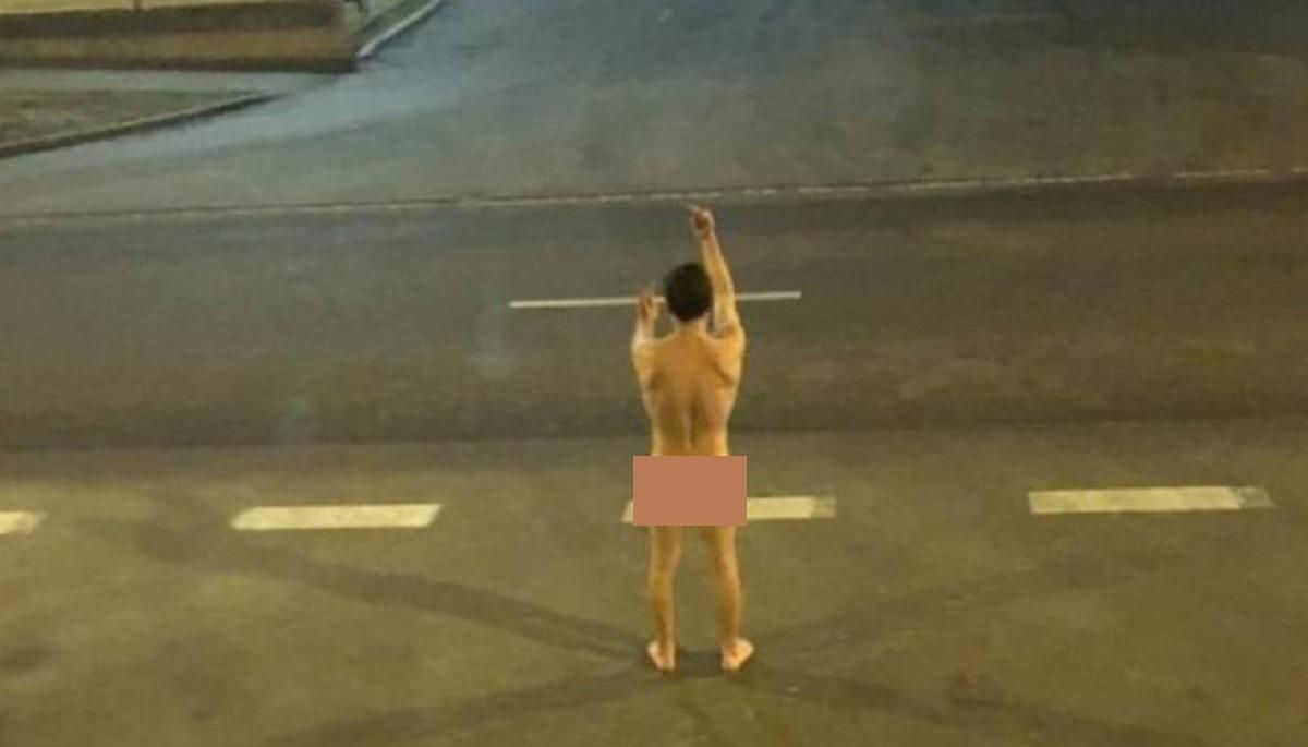 Голий і п'яний: у Польщі українець пішов з роботи - фото Голий і п'яний: у Польщі українець пішов з роботи - фото