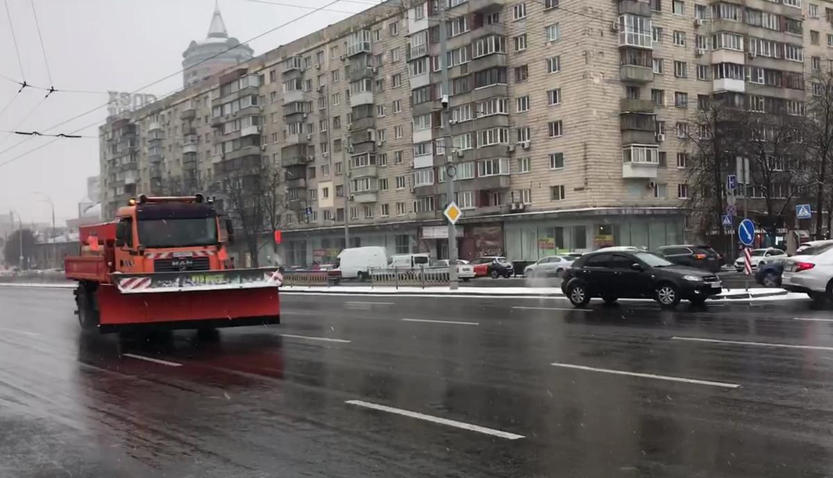 Комунальники Києва почали обробку доріг перед снігопадами