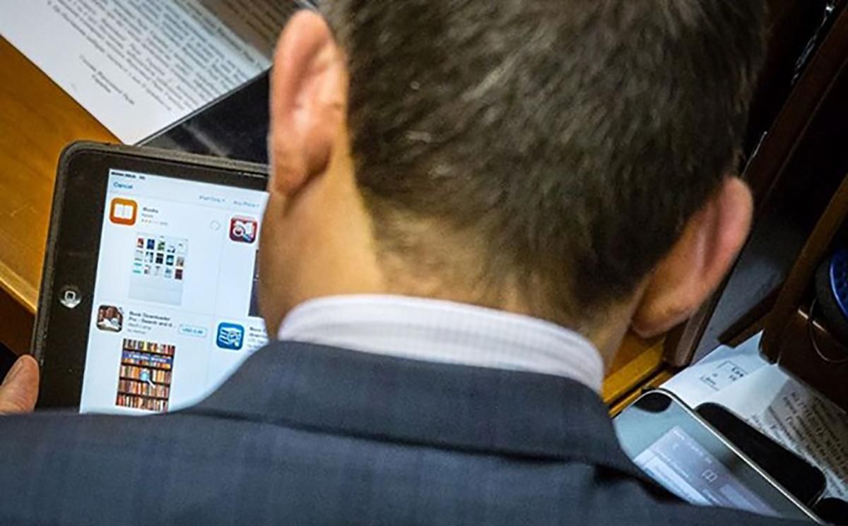 Слугу Кабанова застукали в Раде на интересной переписке Слугу Кабанова застукали в Раде на интересной переписке