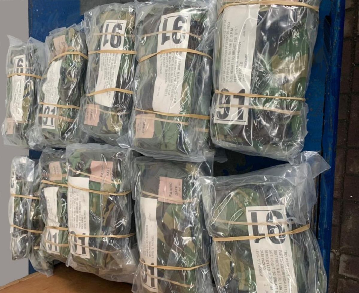 Десяток коробок с камуфляжной одеждой: таможенники нашли контрабанду - фото Десяток коробок с камуфляжной одеждой: таможенники нашли контрабанду - фото