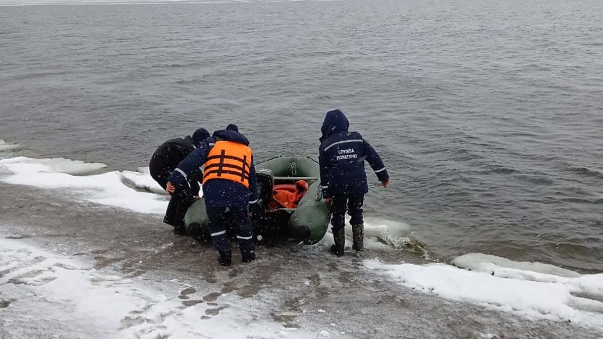 На Кіровоградщині врятували рибалку, який дрейфував на крижині: фото