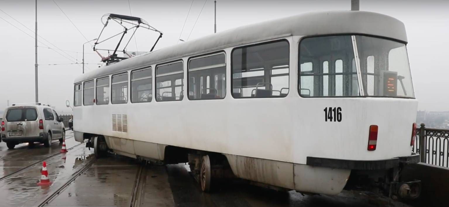 В Днепре трамвай сошел с рейсов и врезался в Toyota: фото